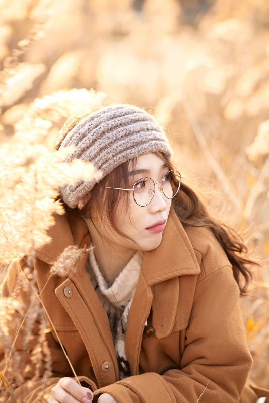 深秋的午后在郊外荒野拍照的美女图片