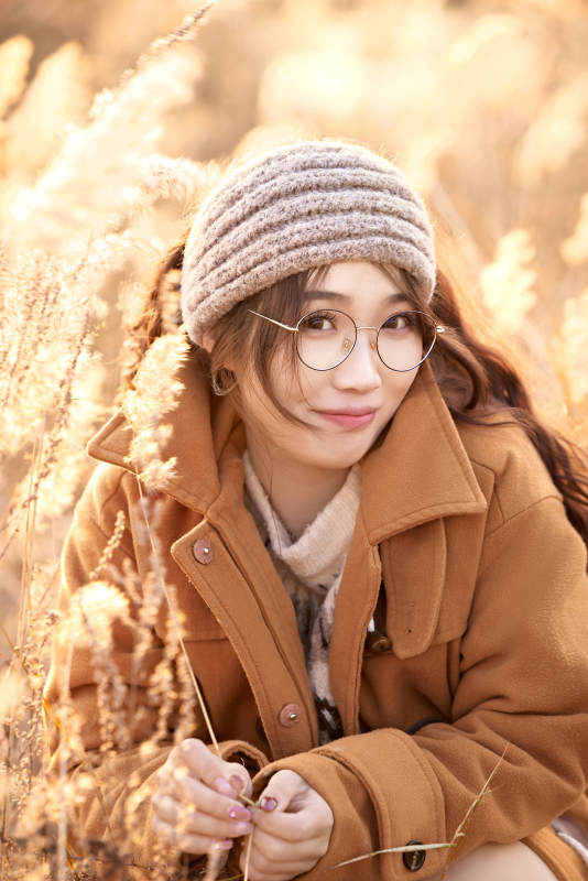 深秋的午后在郊外荒野拍照的美女图片