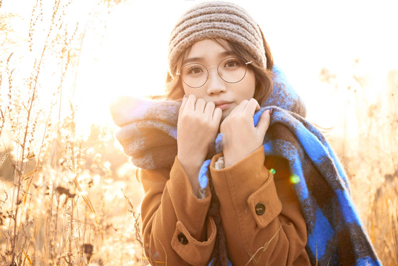 深秋的午后在郊外荒野拍照的美女图片