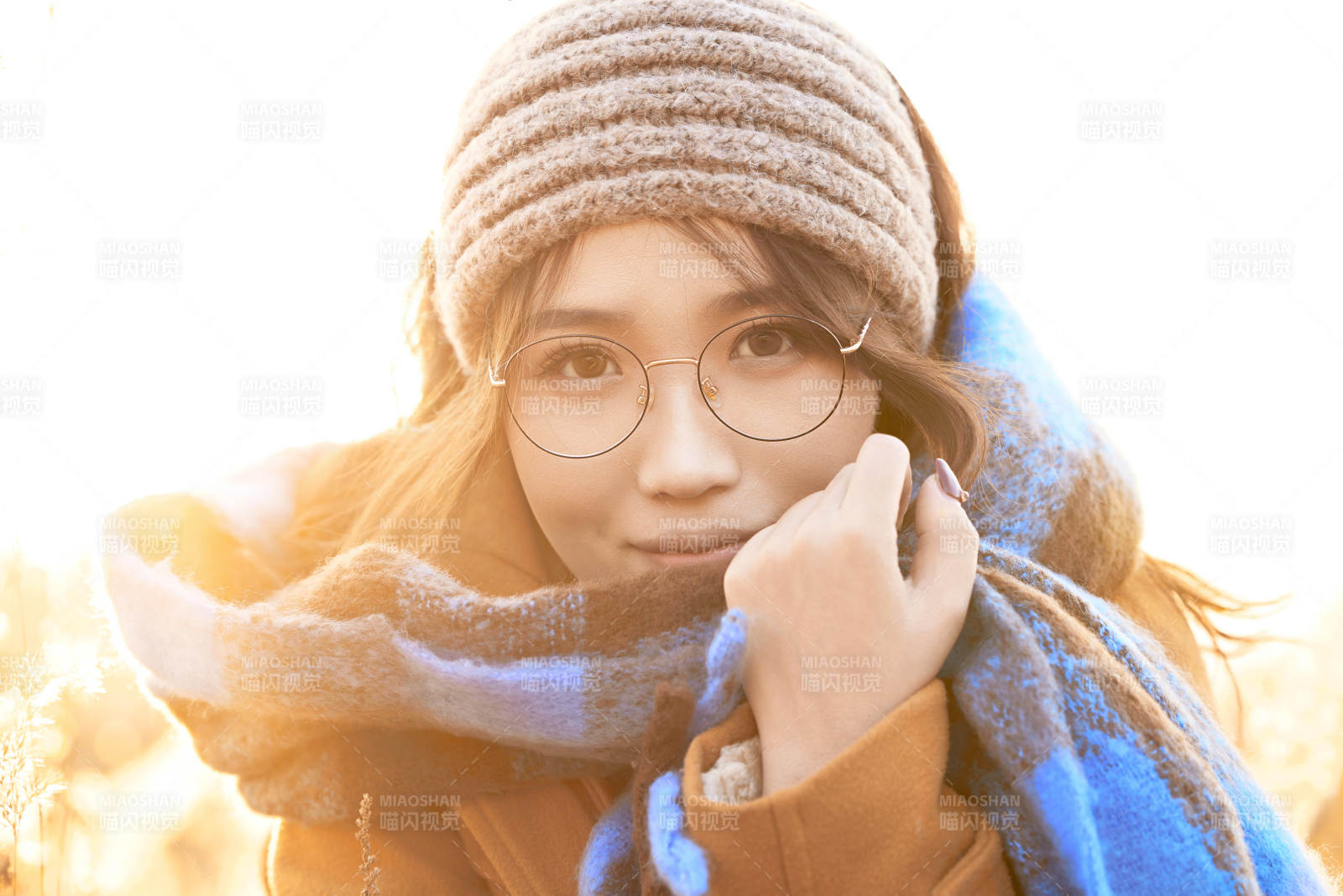 深秋的午后在郊外荒野拍照的美女图片