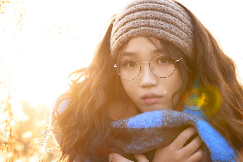 深秋的午后在郊外荒野拍照的美女图片