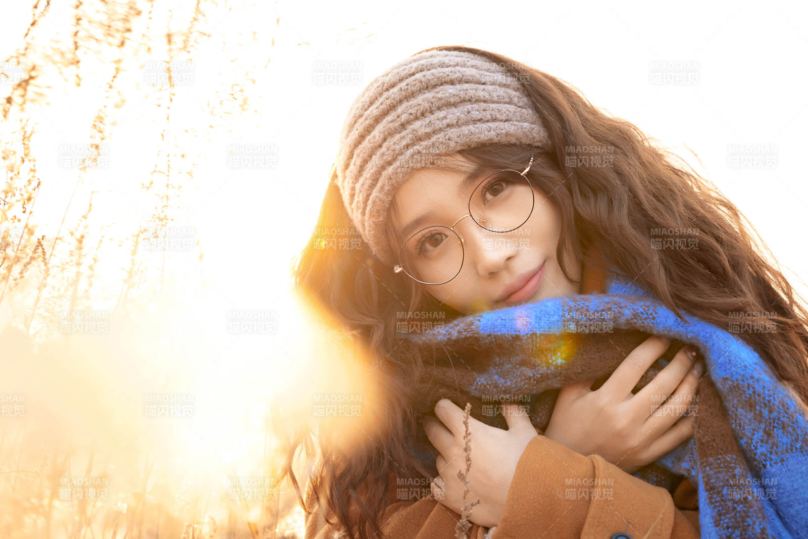 深秋的午后在郊外荒野拍照的美女图片