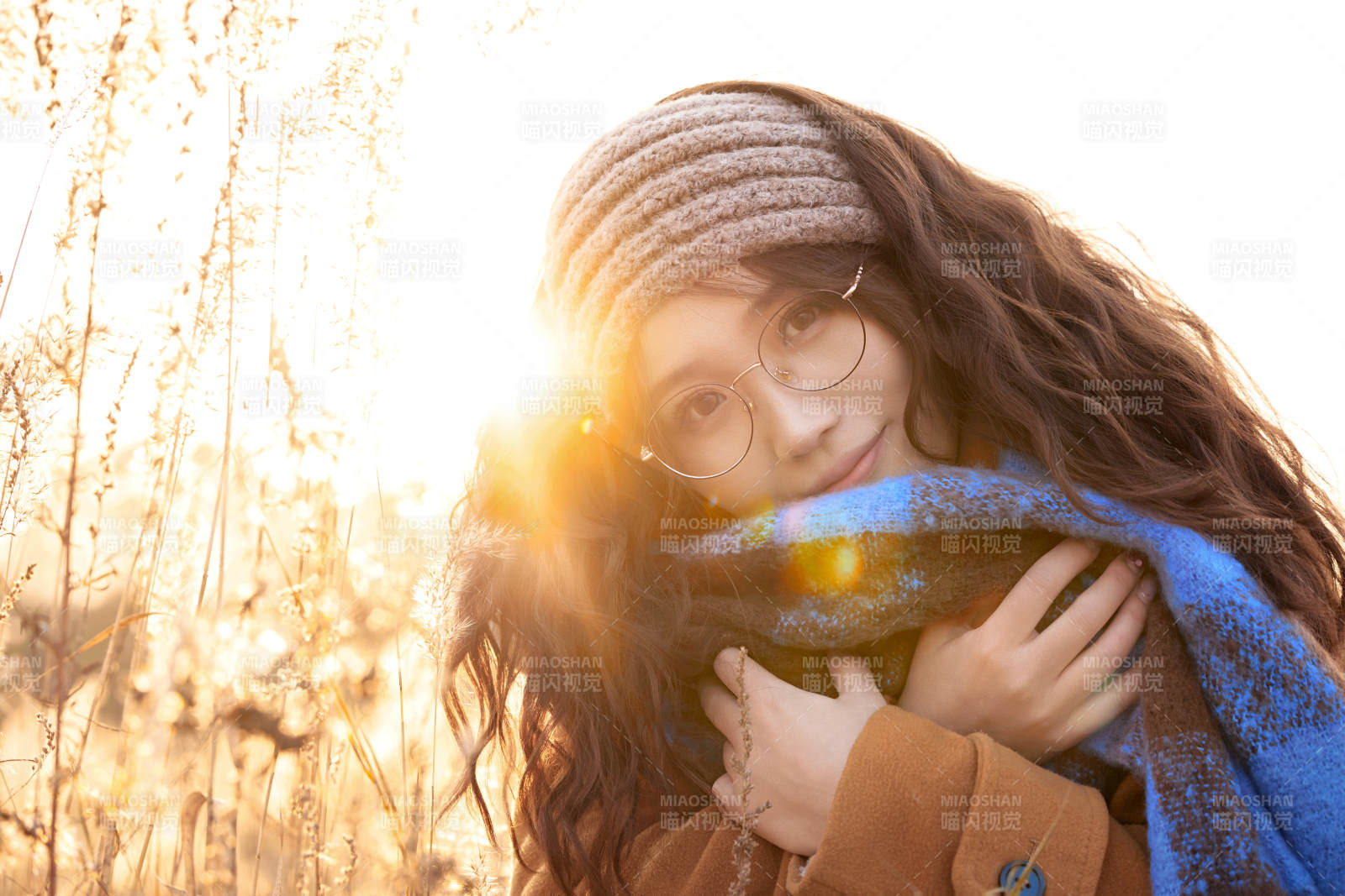 深秋的午后在郊外荒野拍照的美女图片