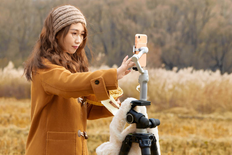 深秋季节在户外进行直播带货的亚洲女性图片