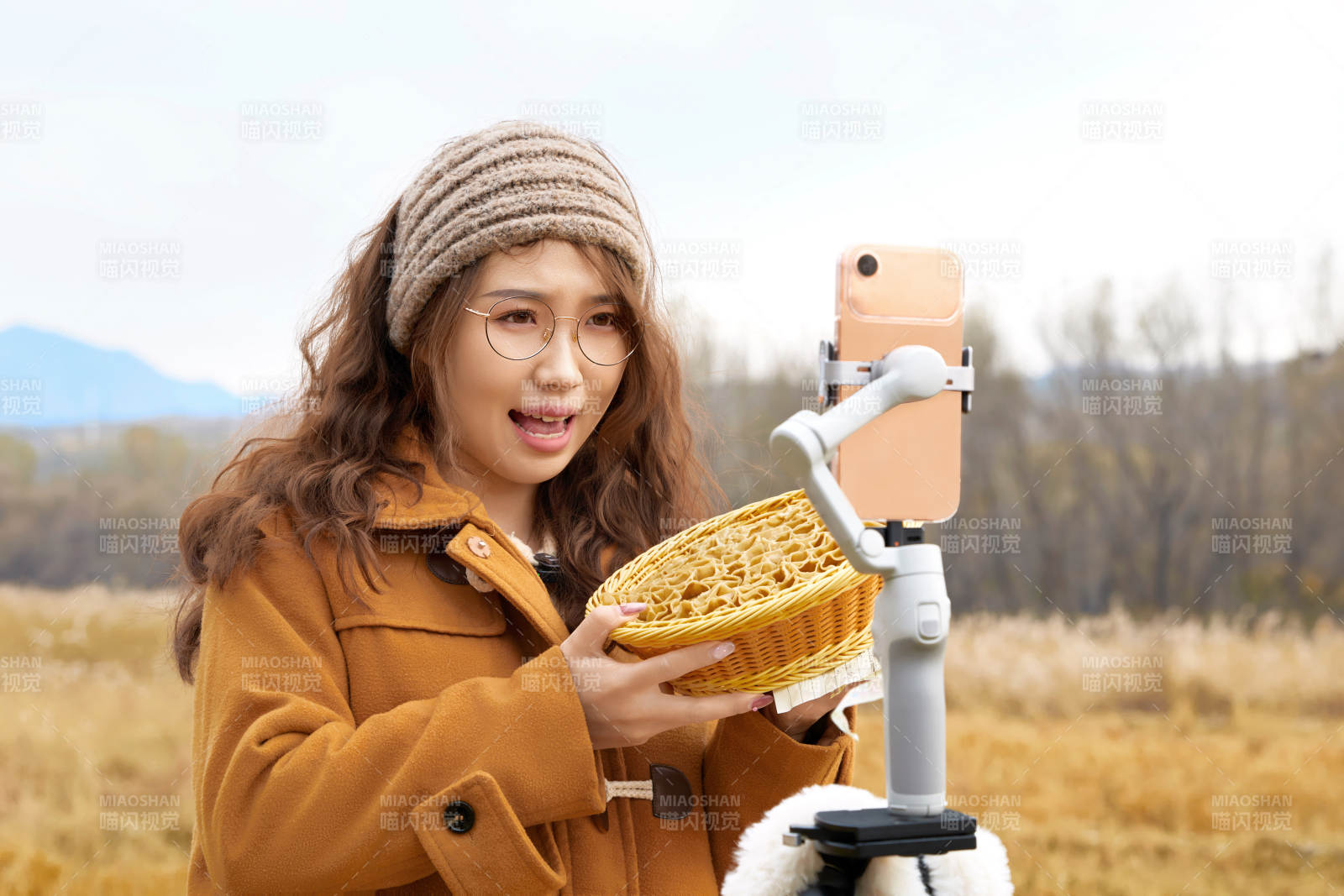 深秋季节在户外进行直播带货的亚洲女性图片