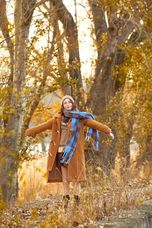 深秋的午后在郊外荒野拍照的美女图片