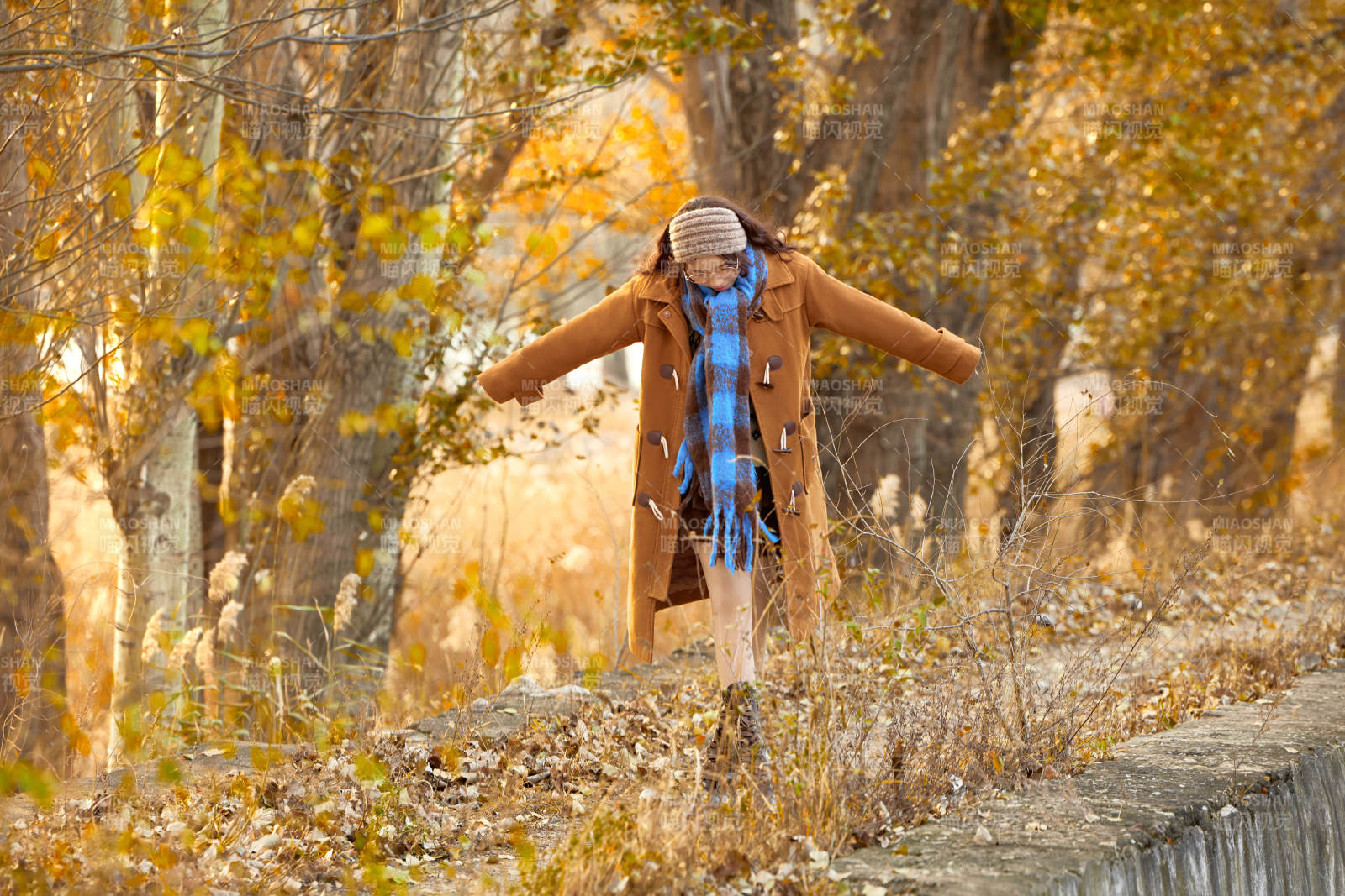 深秋的午后在郊外荒野拍照的美女图片