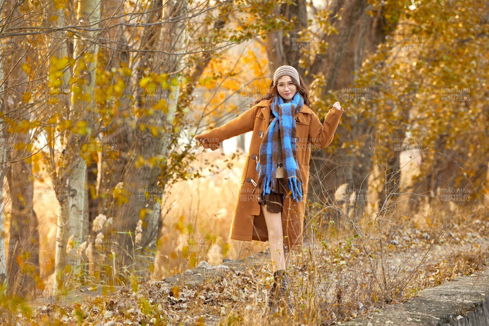 深秋的午后在郊外荒野拍照的美女图片