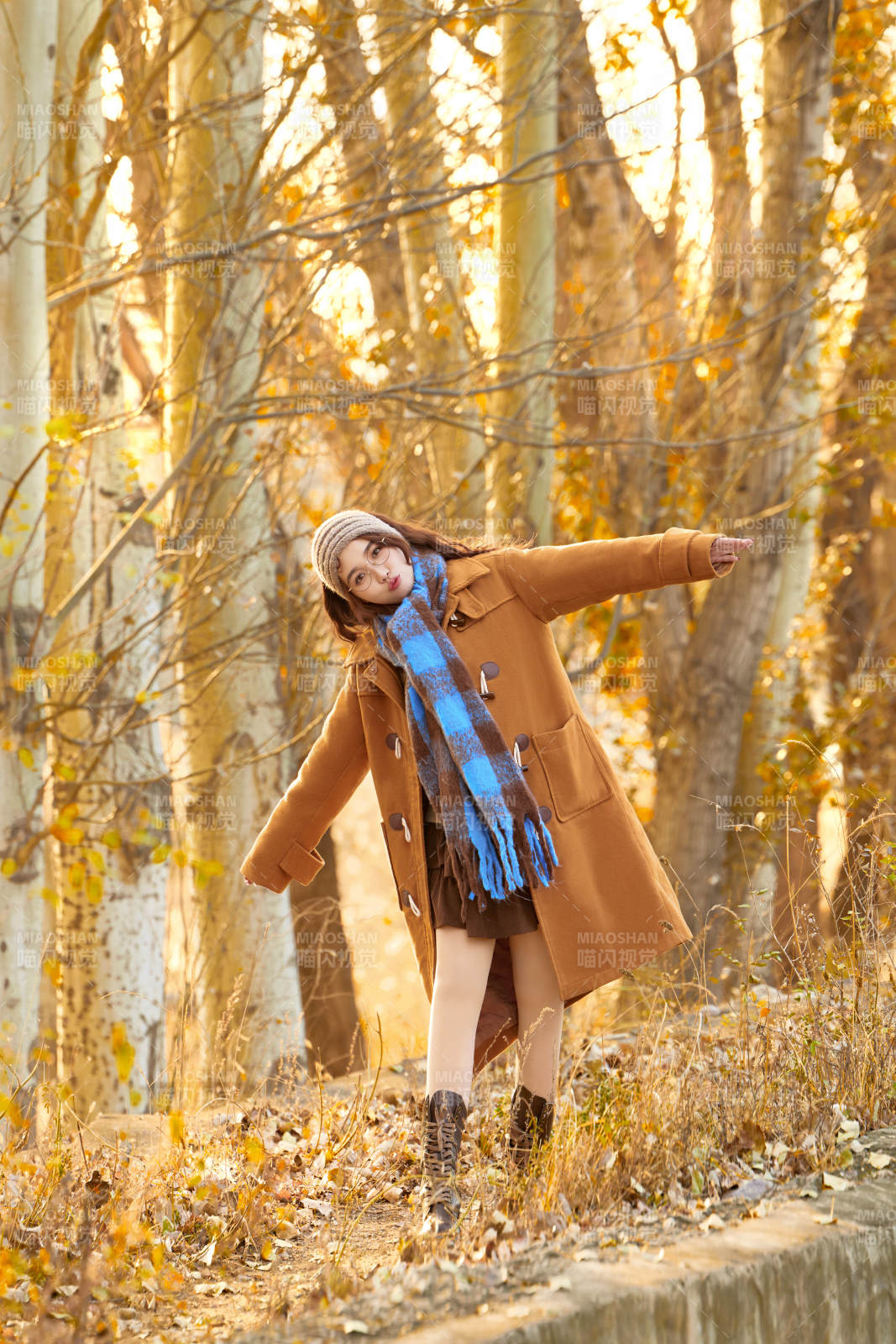 深秋的午后在郊外荒野拍照的美女图片