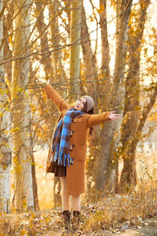 深秋的午后在郊外荒野拍照的美女图片