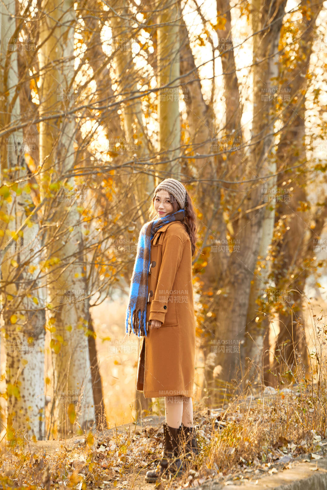 深秋的午后在郊外荒野拍照的美女图片