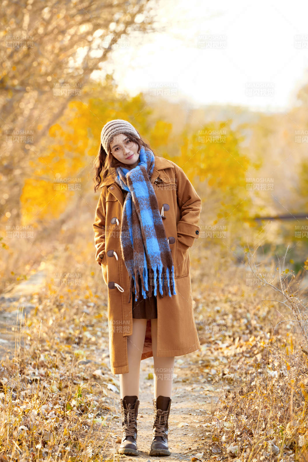 深秋的午后在郊外荒野拍照的美女图片