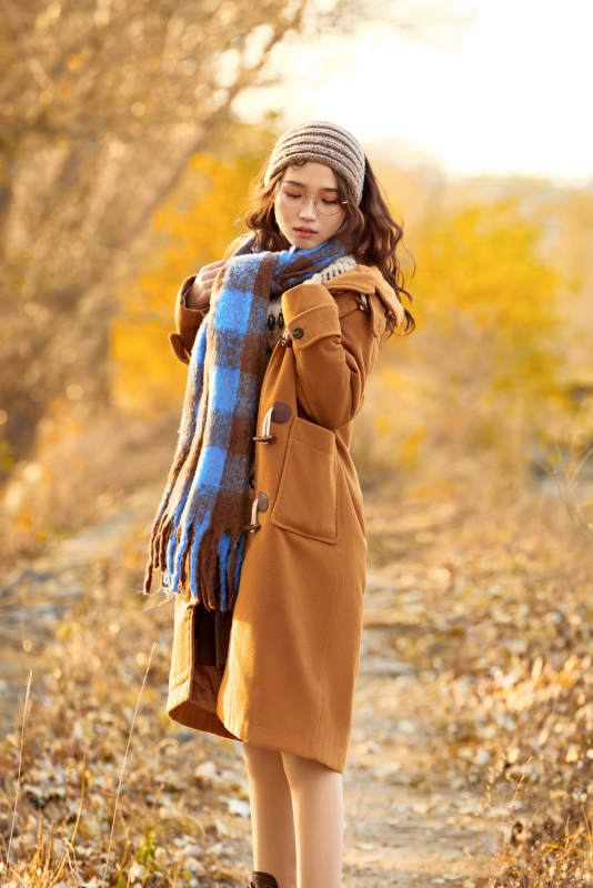 深秋的午后在郊外荒野拍照的美女图片