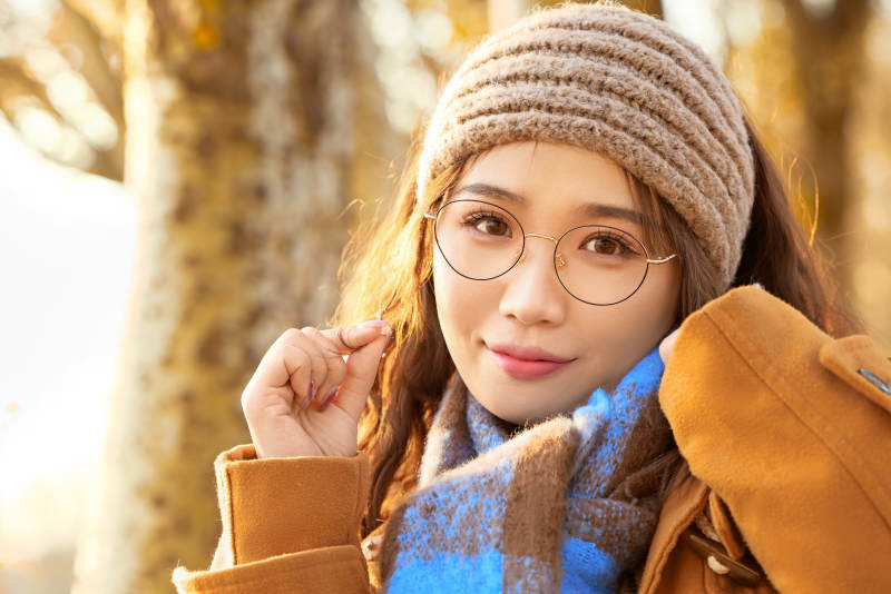 深秋的午后在郊外荒野拍照的美女图片