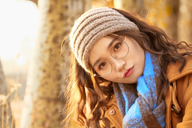 深秋的午后在郊外荒野拍照的美女图片