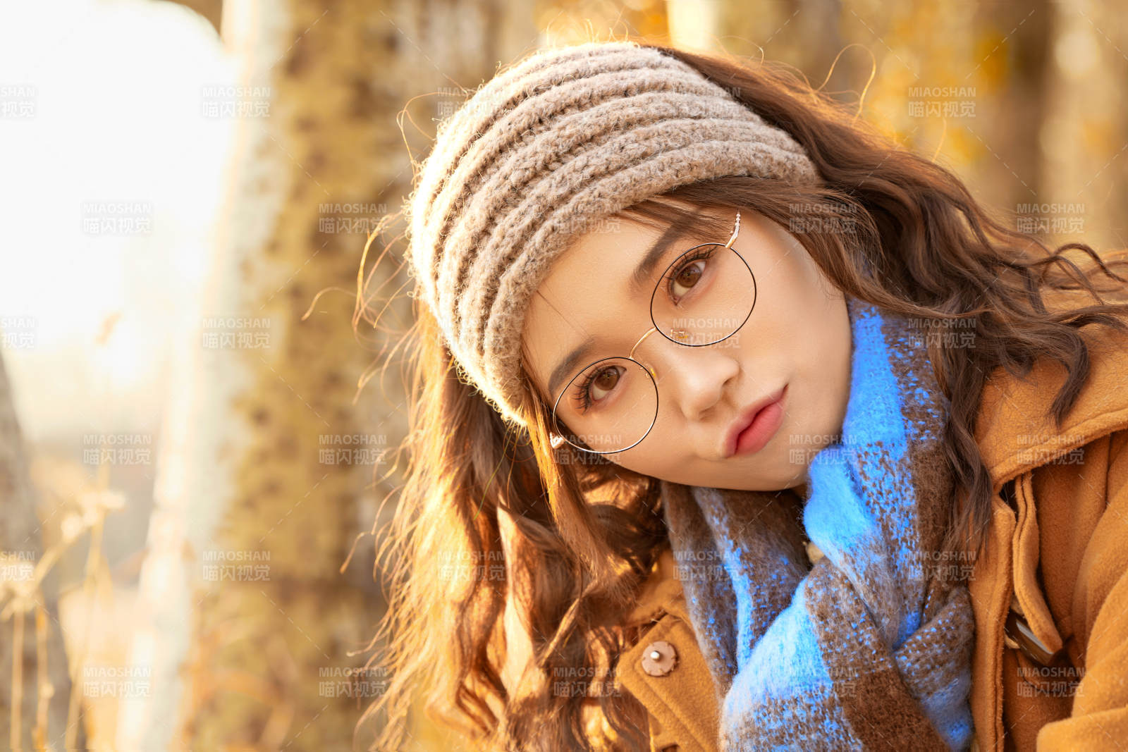 深秋的午后在郊外荒野拍照的美女图片