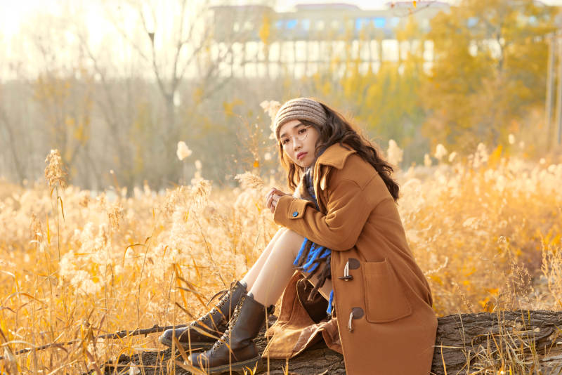 深秋的午后在郊外荒野拍照的美女图片