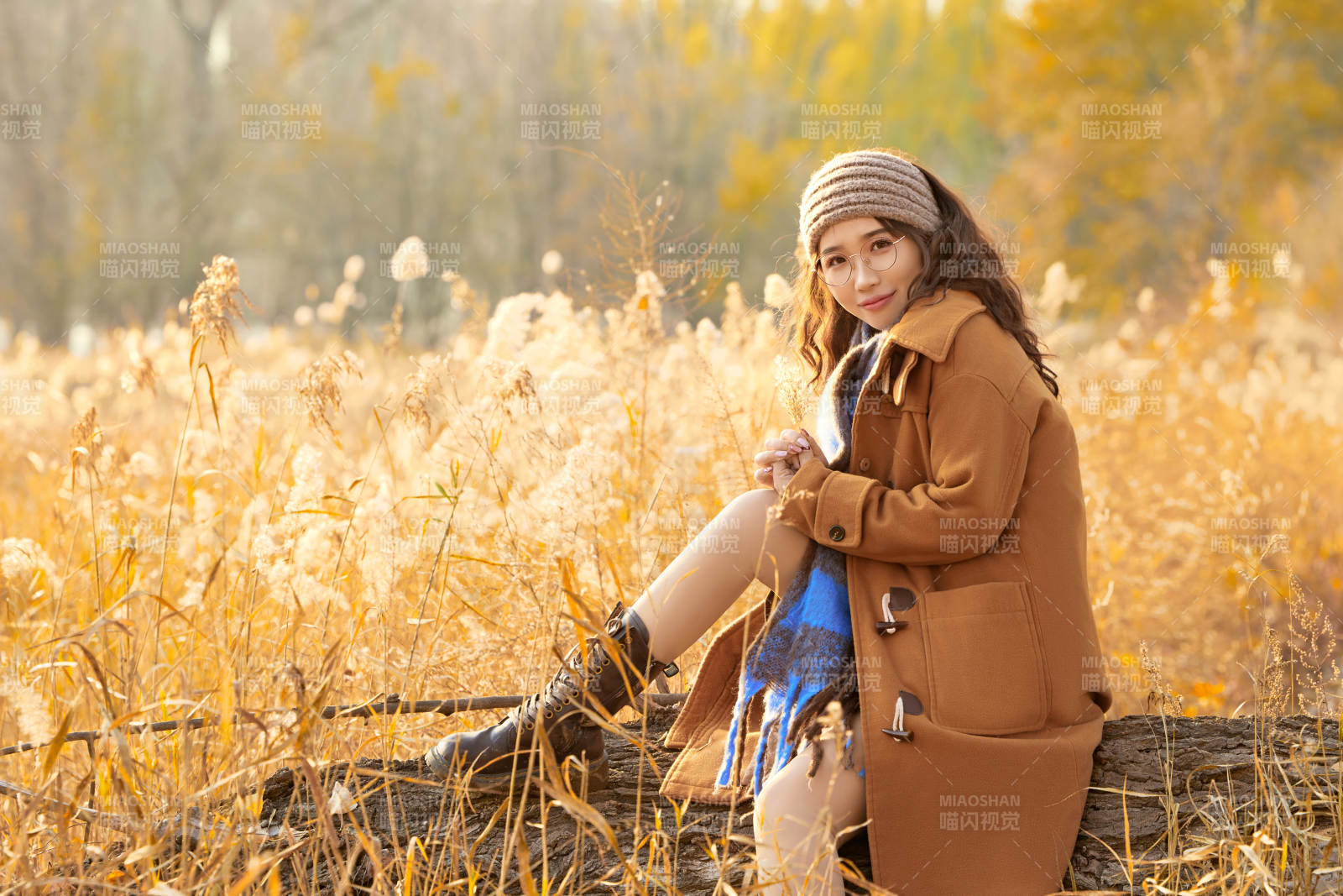 深秋的午后在郊外荒野拍照的美女图片