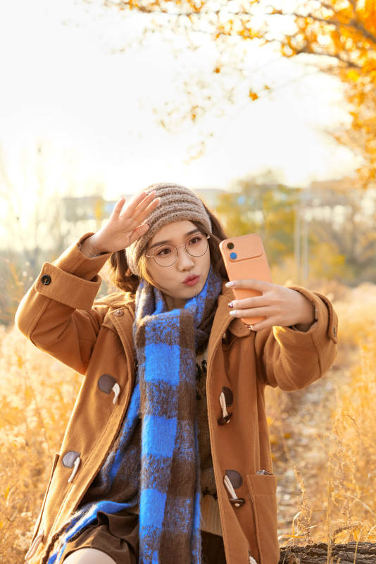 深秋的午后在郊外荒野拍照的美女图片