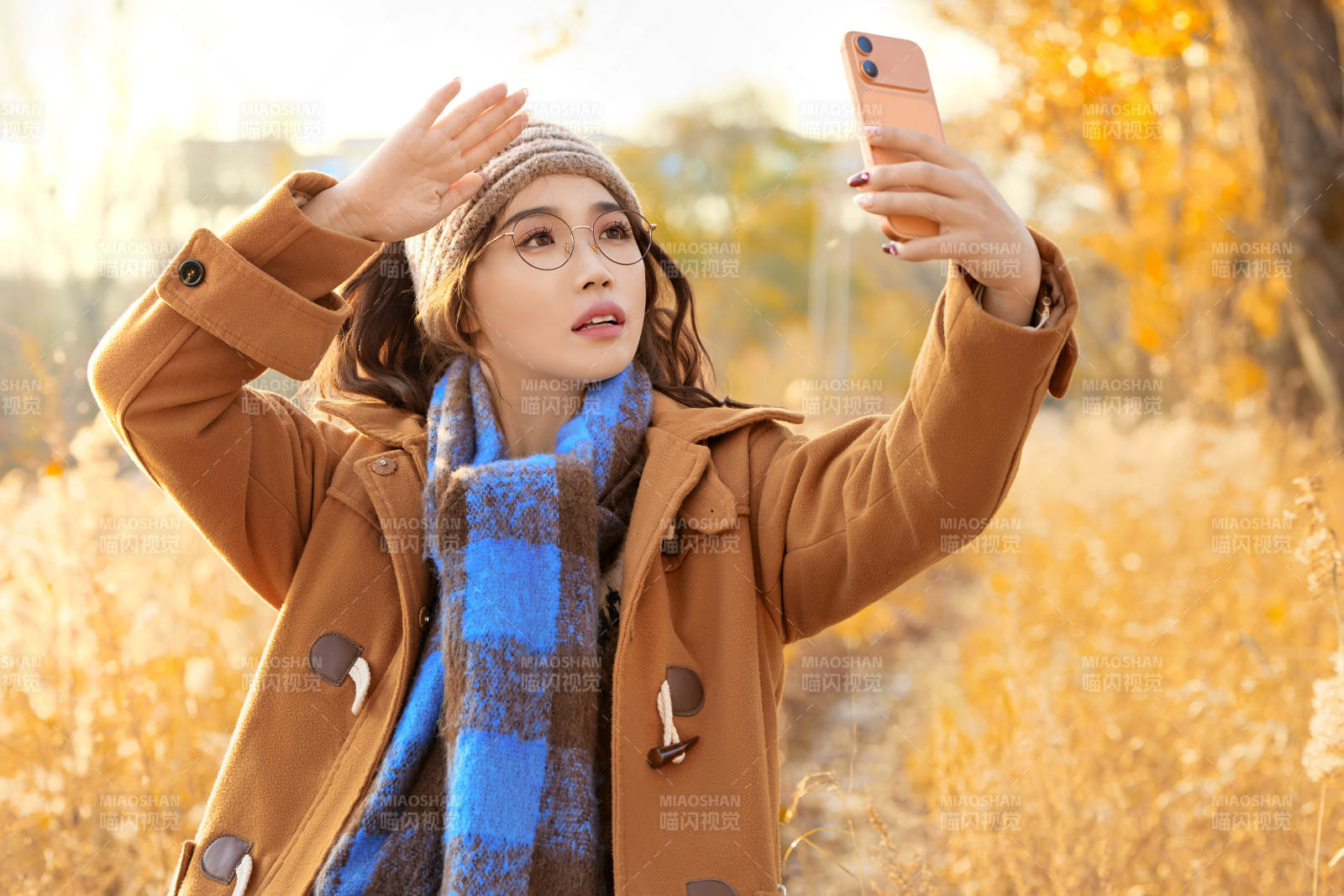 深秋的午后在郊外荒野拍照的美女图片
