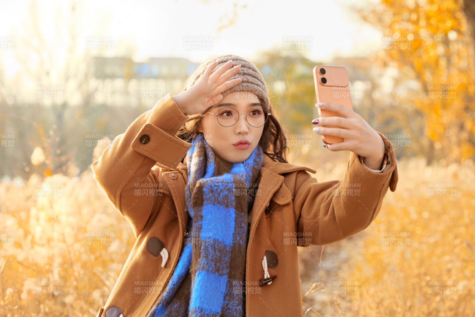 深秋的午后在郊外荒野拍照的美女图片