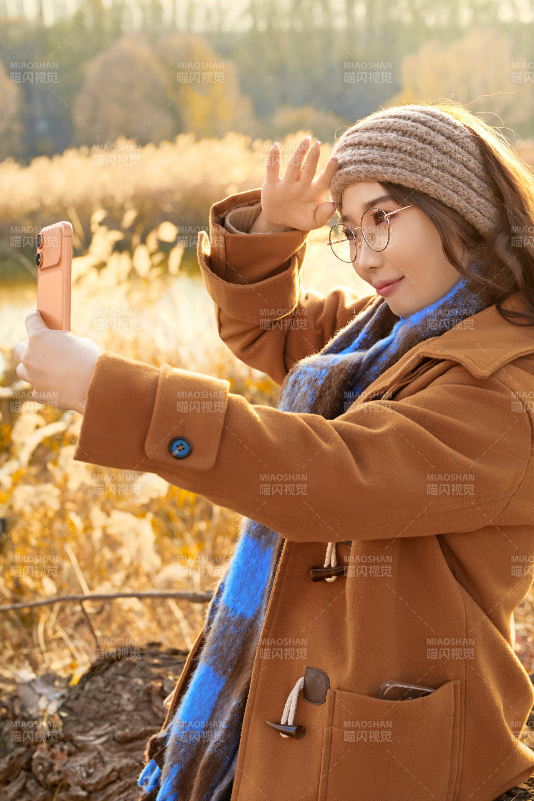 深秋的午后在郊外荒野拍照的美女图片