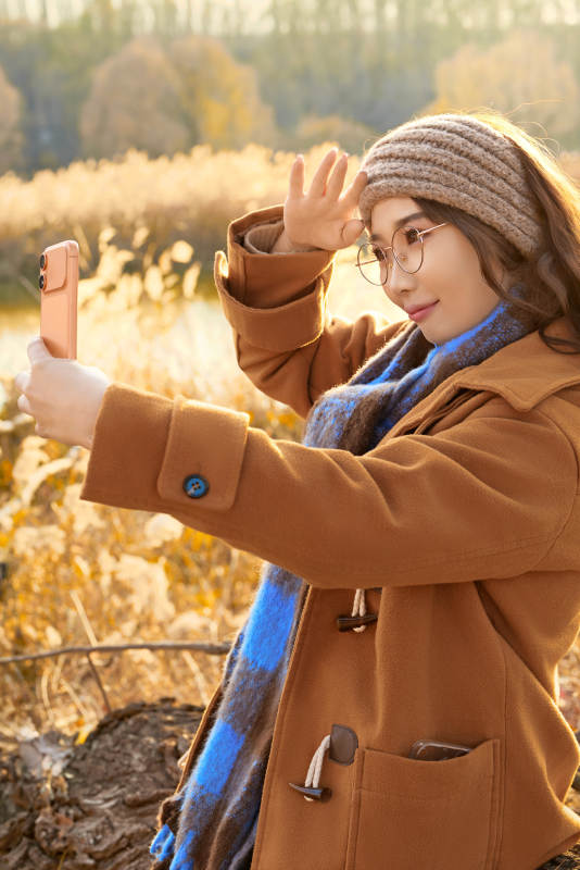 深秋的午后在郊外荒野拍照的美女图片