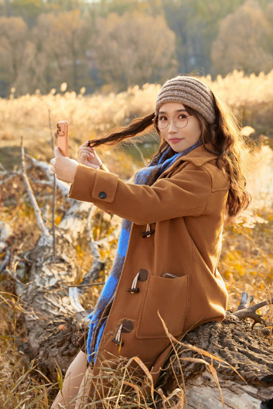 深秋的午后在郊外荒野拍照的美女图片