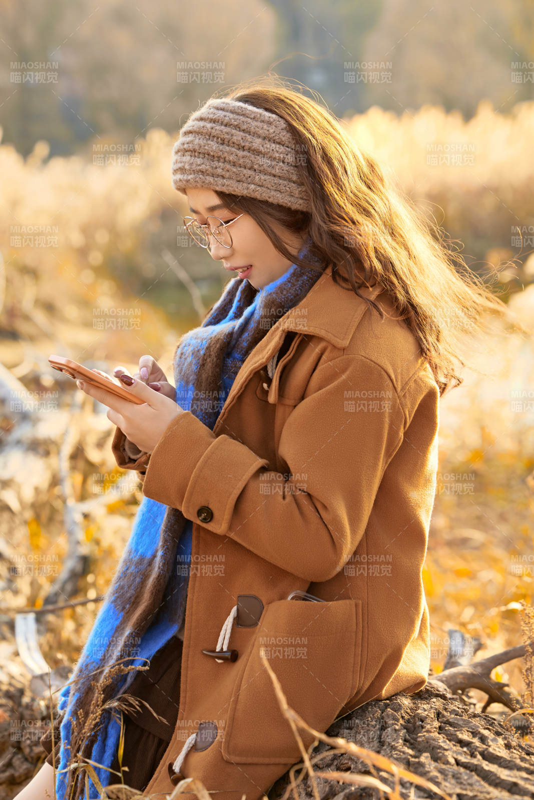 深秋的午后在郊外荒野拍照的美女图片