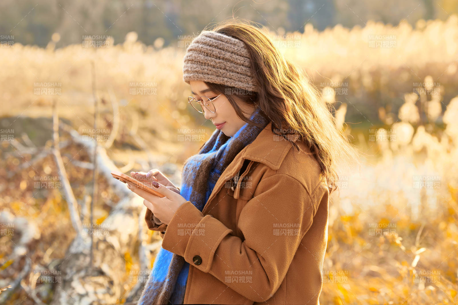 深秋的午后在郊外荒野拍照的美女图片