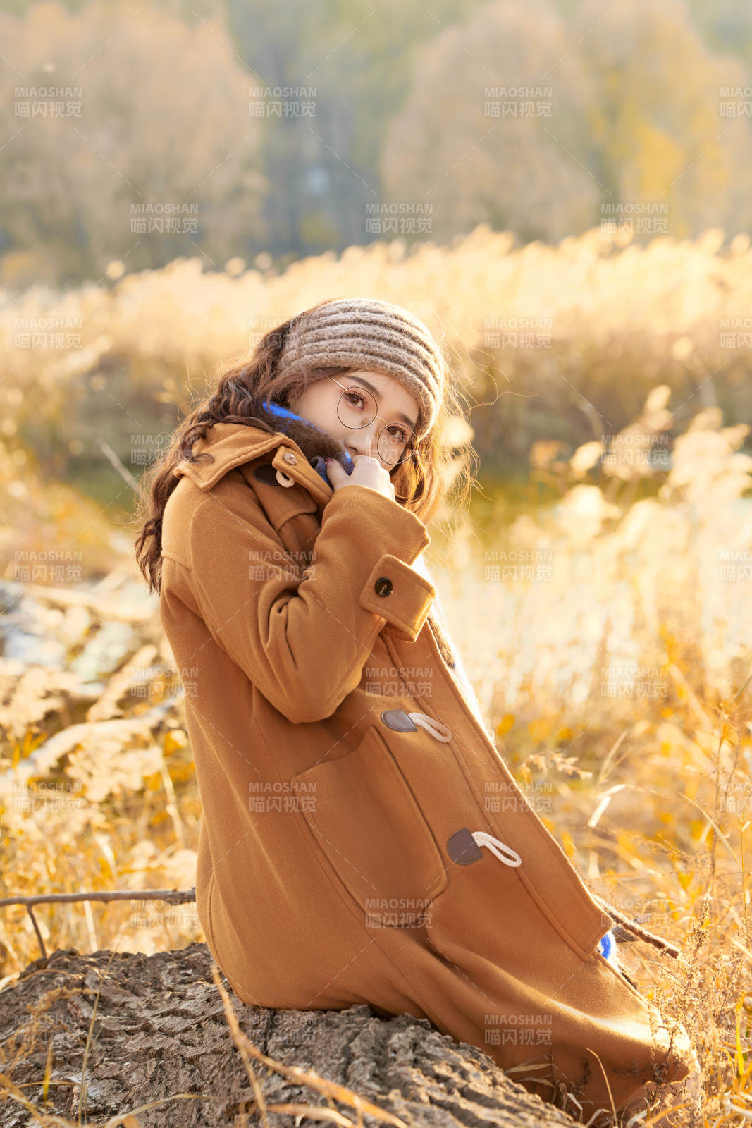 深秋的午后在郊外荒野拍照的美女图片
