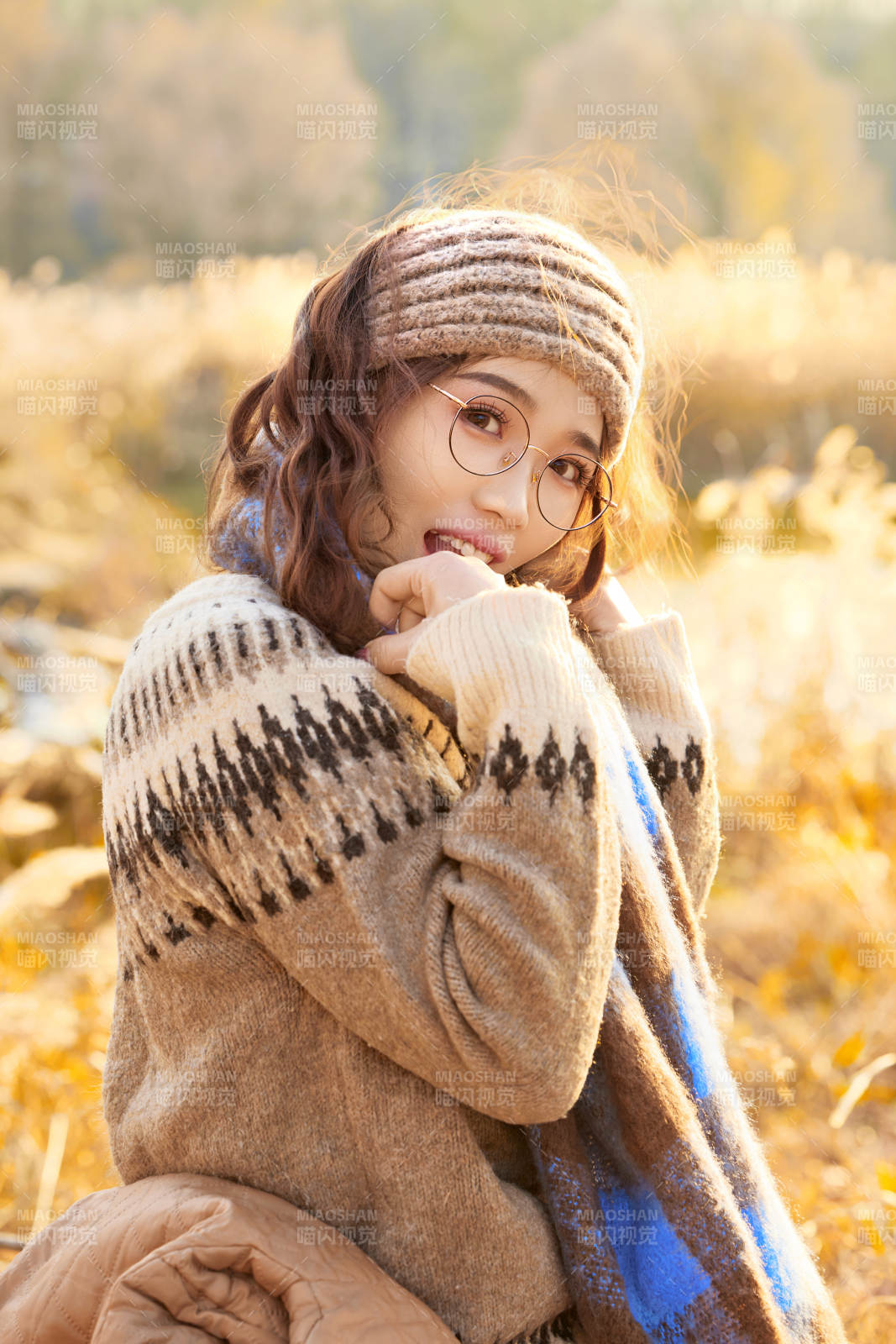 深秋的午后在郊外荒野拍照的美女图片