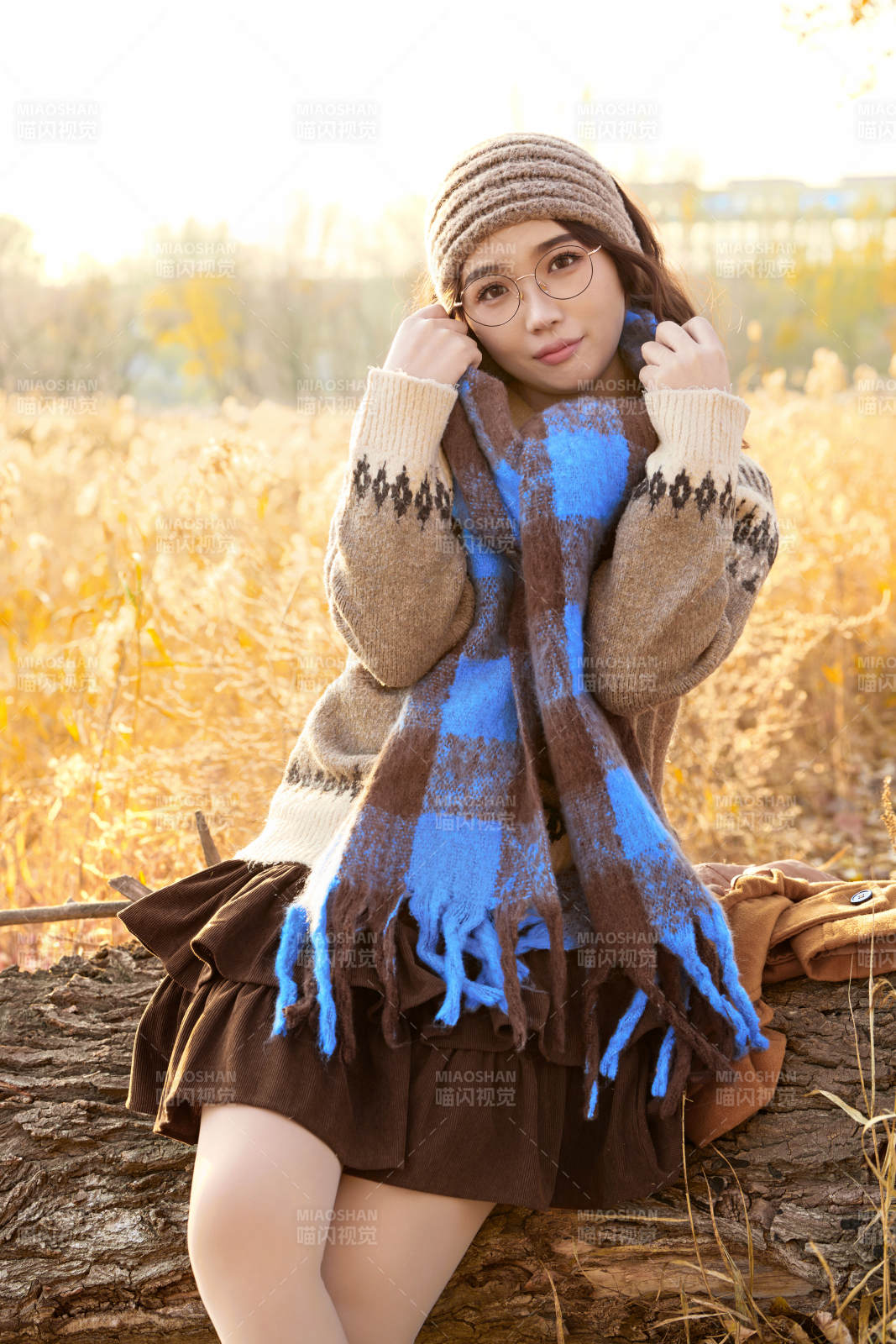 深秋的午后在郊外荒野拍照的美女图片