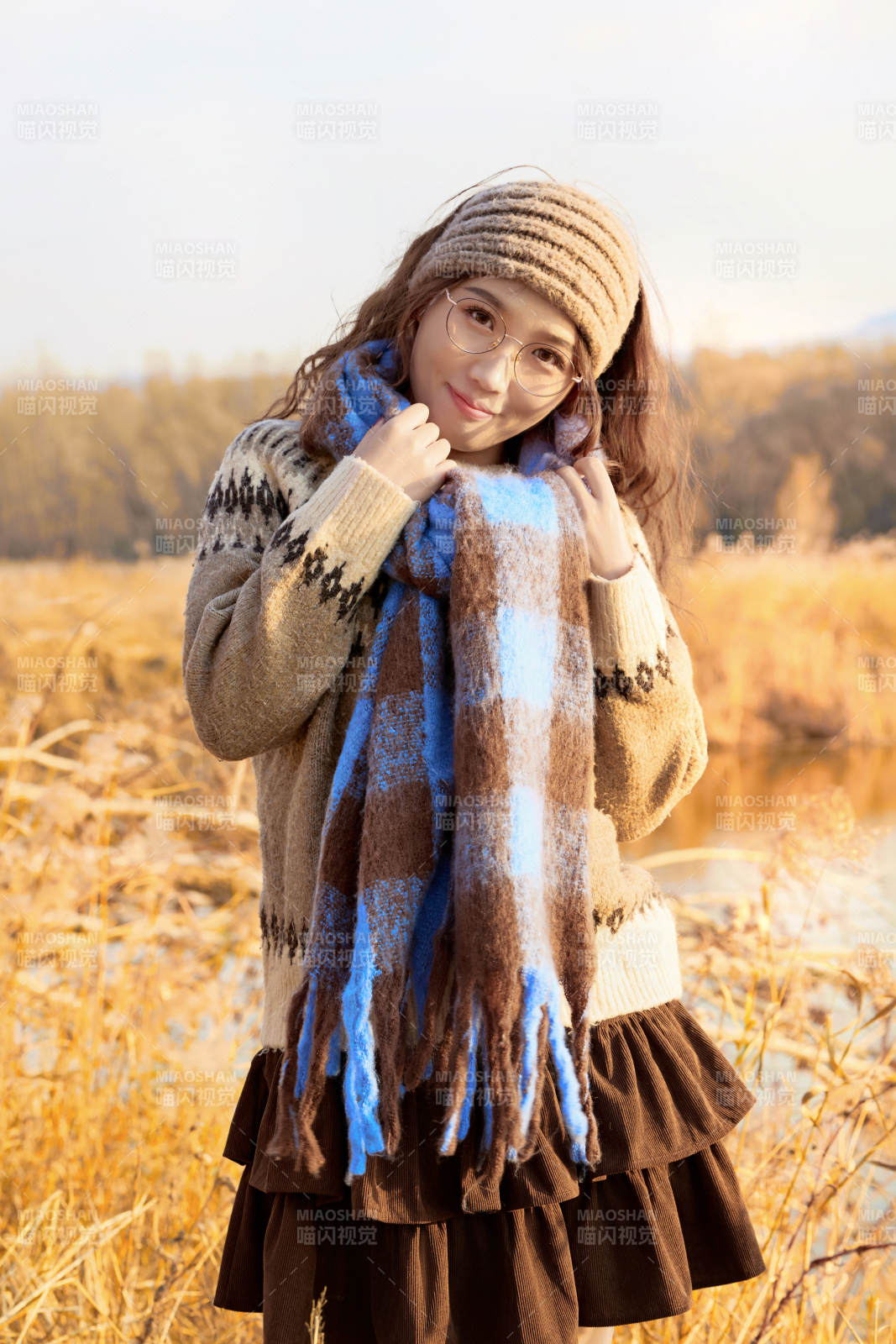 深秋的午后在郊外荒野拍照的美女图片