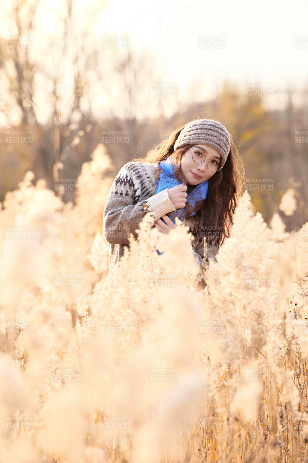 深秋的午后在郊外荒野拍照的美女图片
