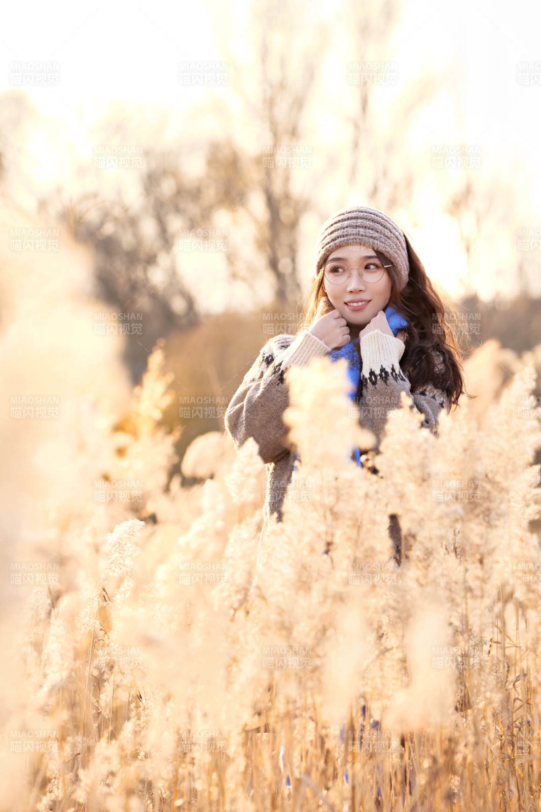深秋的午后在郊外荒野拍照的美女图片