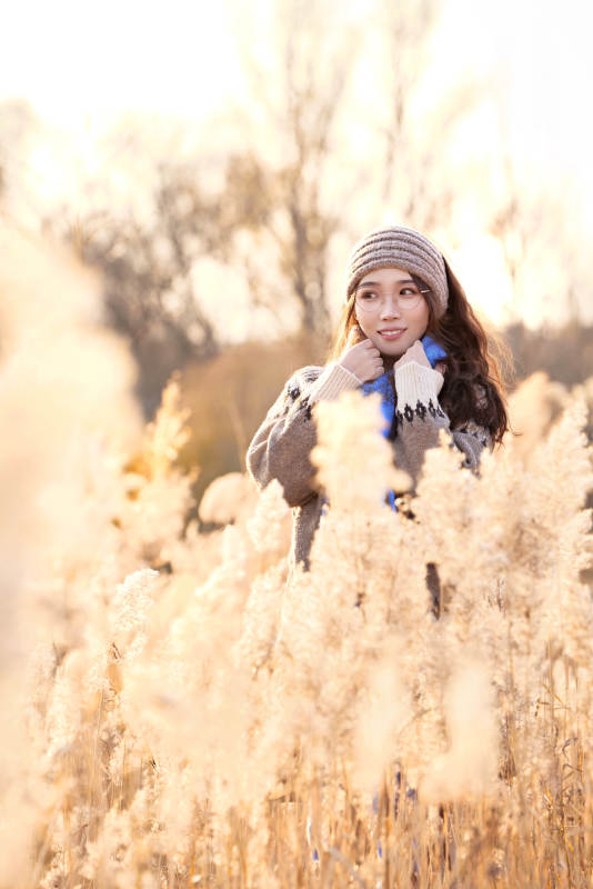 深秋的午后在郊外荒野拍照的美女图片