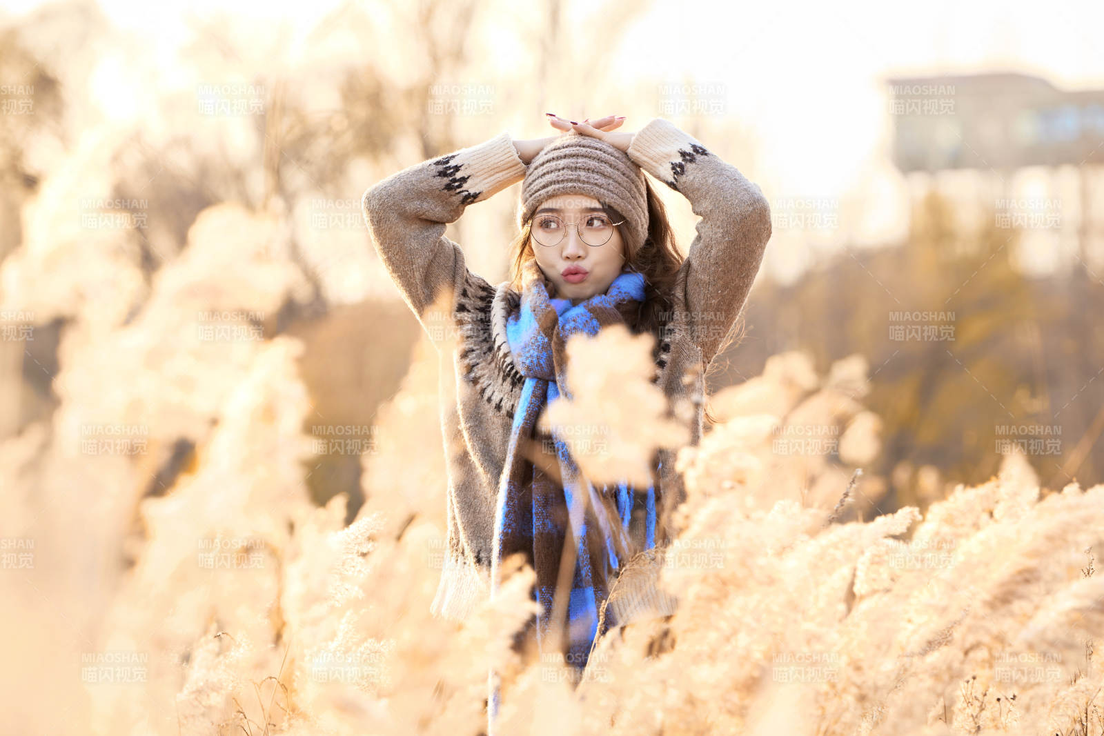 深秋的午后在郊外荒野拍照的美女图片