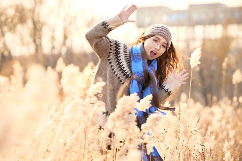 深秋的午后在郊外荒野拍照的美女图片