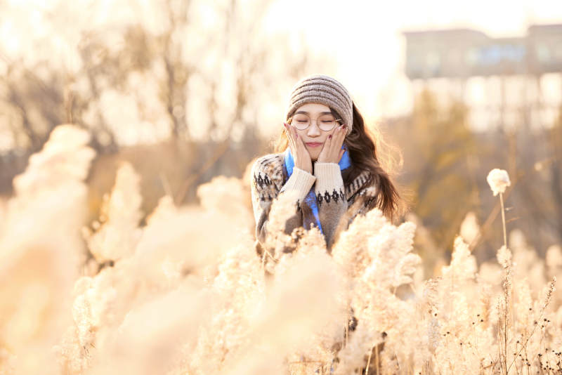 深秋的午后在郊外荒野拍照的美女图片