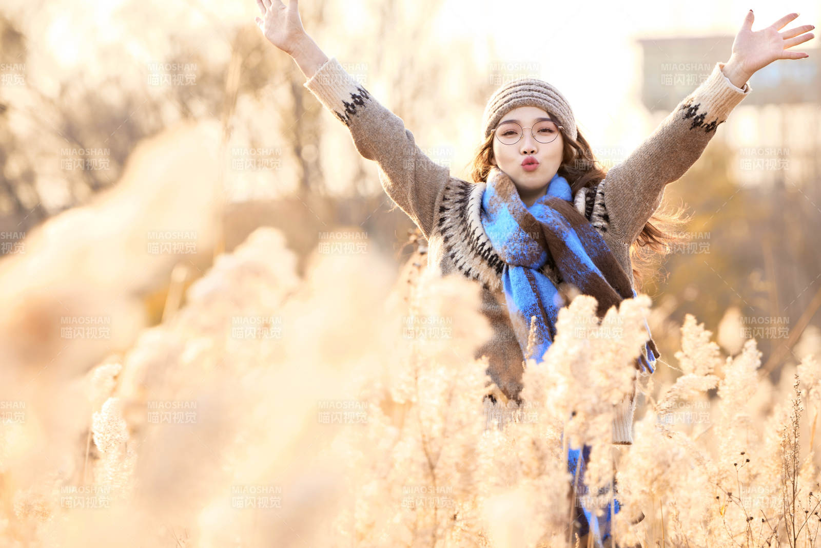 深秋的午后在郊外荒野拍照的美女图片
