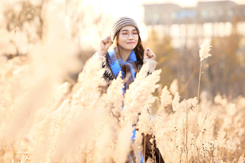 深秋的午后在郊外荒野拍照的美女图片