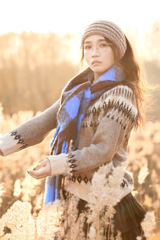 深秋的午后在郊外荒野拍照的美女图片