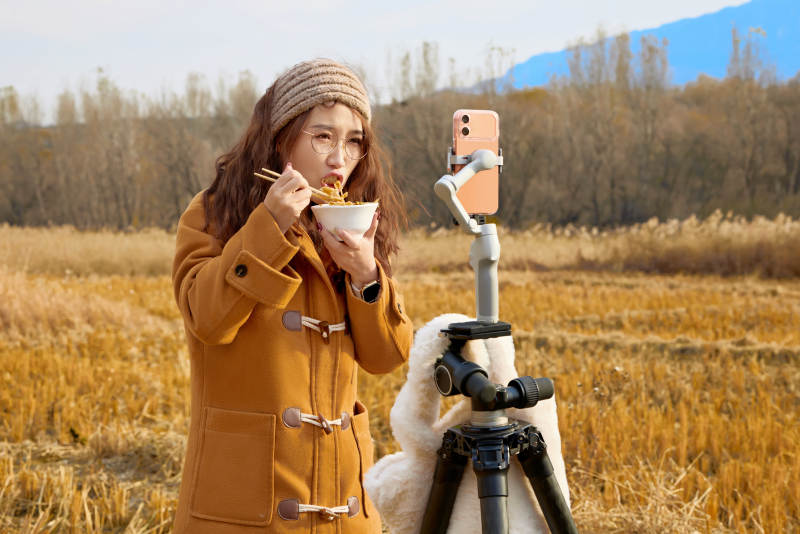 深秋季节在户外进行直播带货的亚洲女性图片