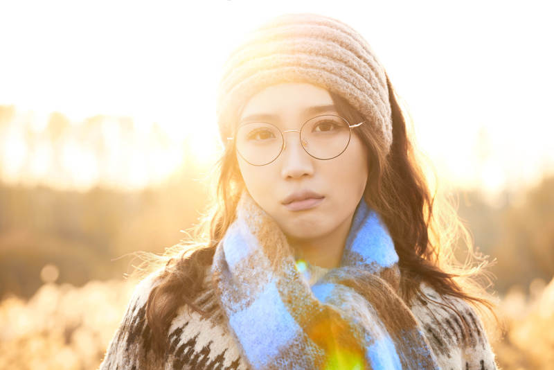 深秋的午后在郊外荒野拍照的美女图片