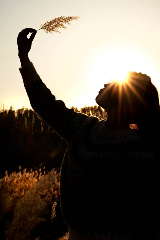 深秋的午后在郊外荒野拍照的美女图片