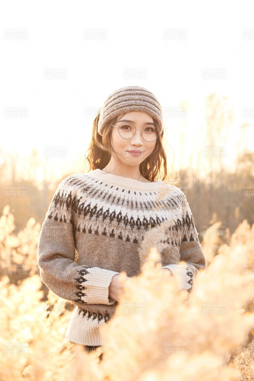 深秋的午后在郊外荒野拍照的美女图片