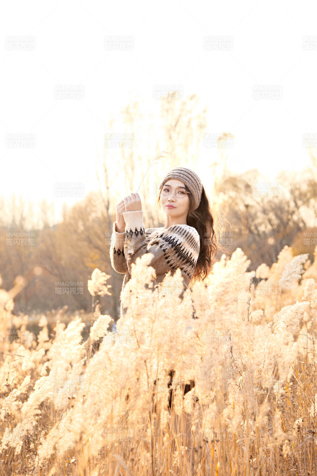 深秋的午后在郊外荒野拍照的美女图片