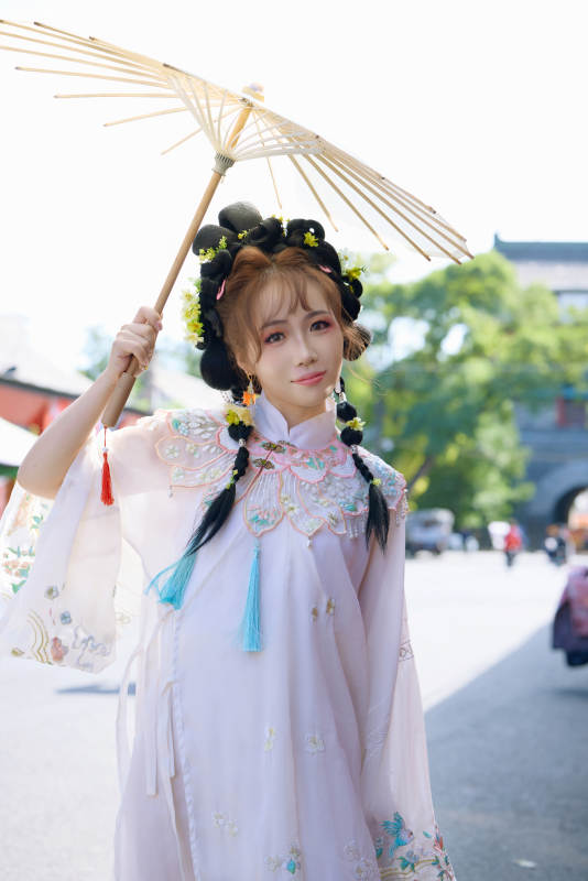 穿着汉服在古城拍照的东方美女图片