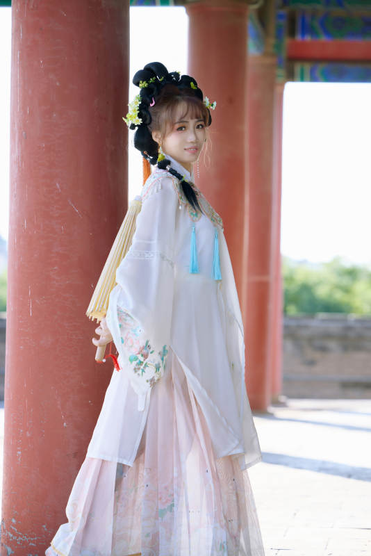 穿着汉服在古城拍照的东方美女图片